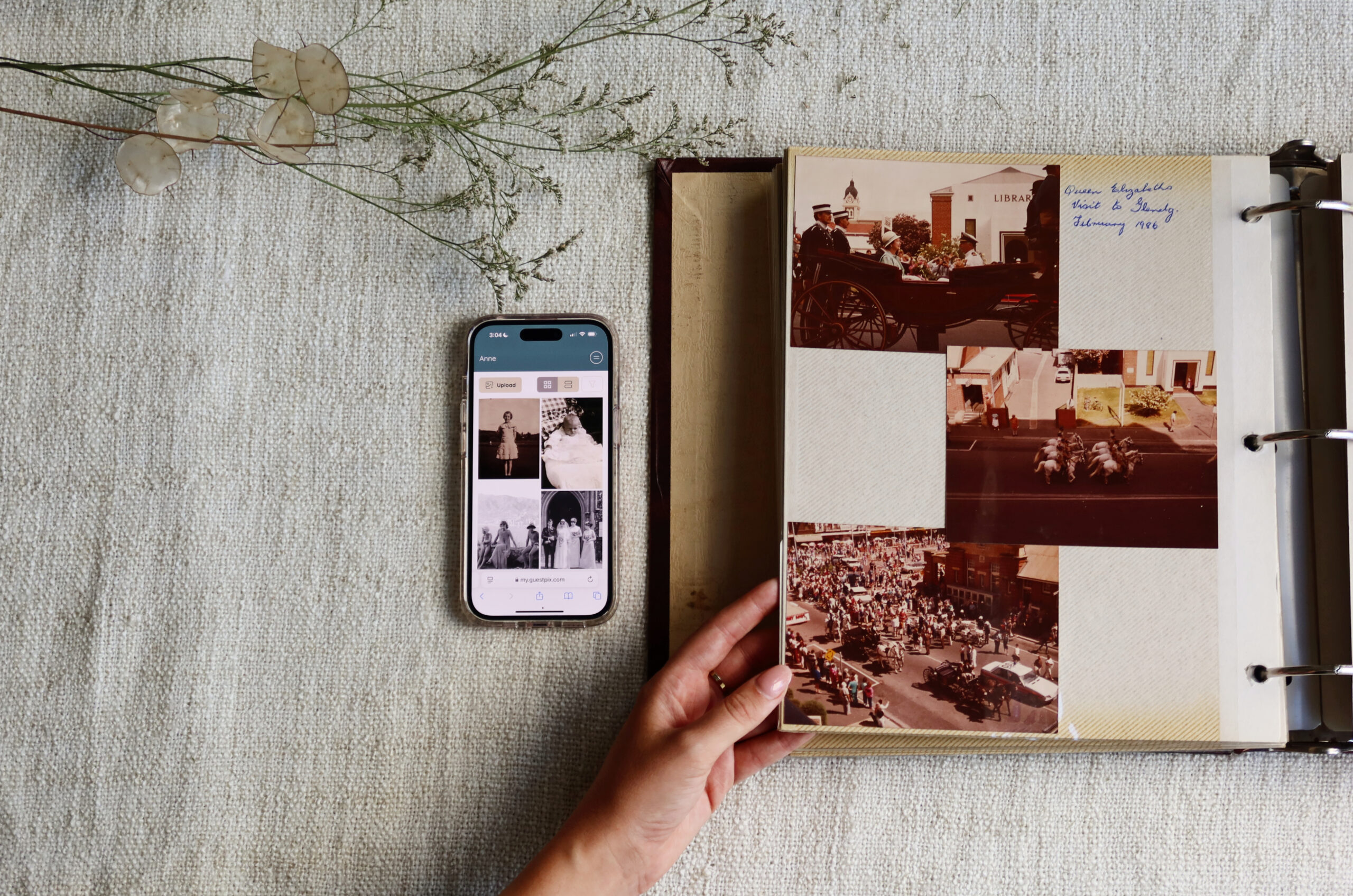 Hojeando viejos álbumes familiares con la galería de GUESTPIX 